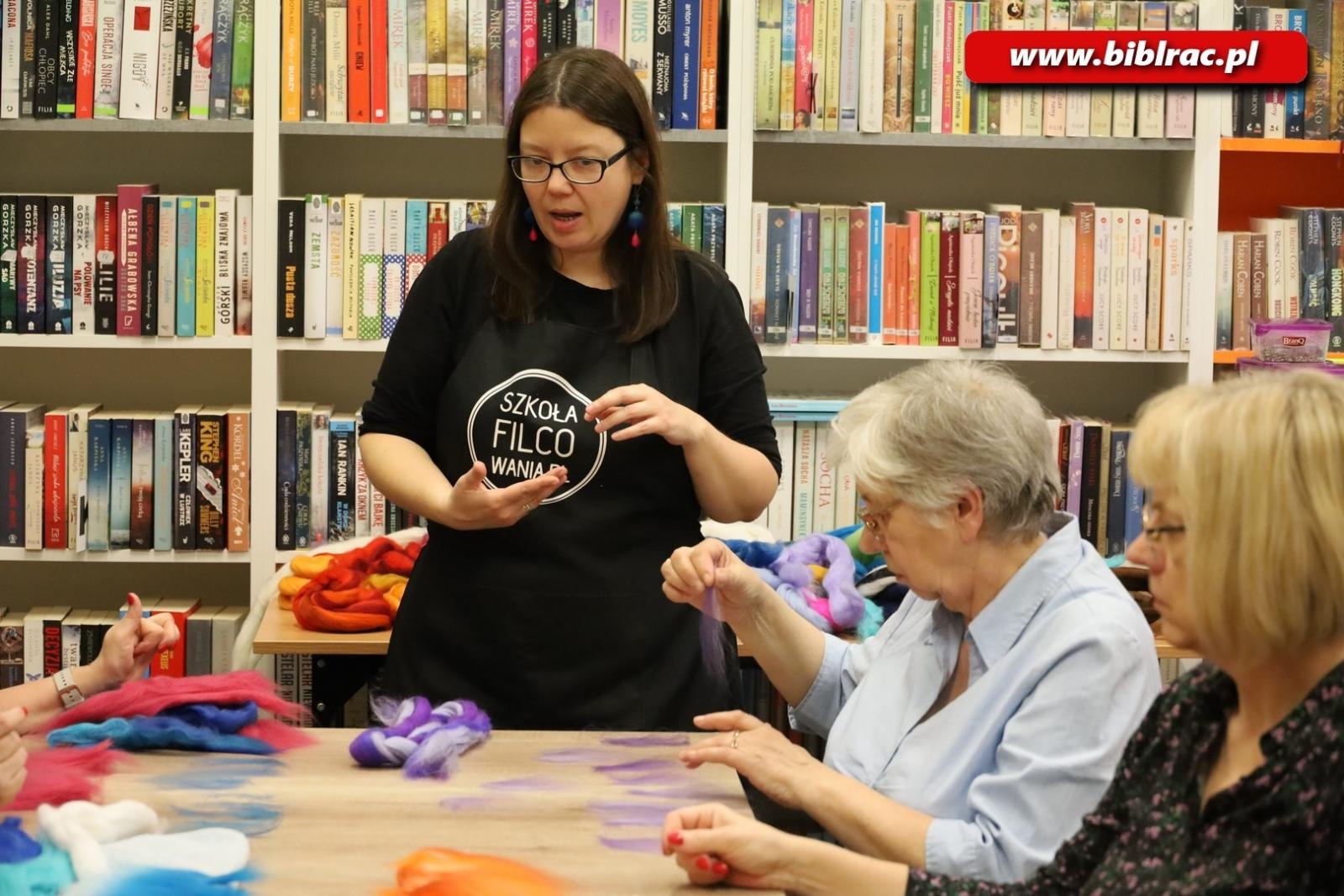 Zdjęcie w galerii na portalu naszraciborz.pl: Fyrlanie filcu – za nami warsztaty rękodzieła w bibliotece w Markowicach wiadomości z regionu