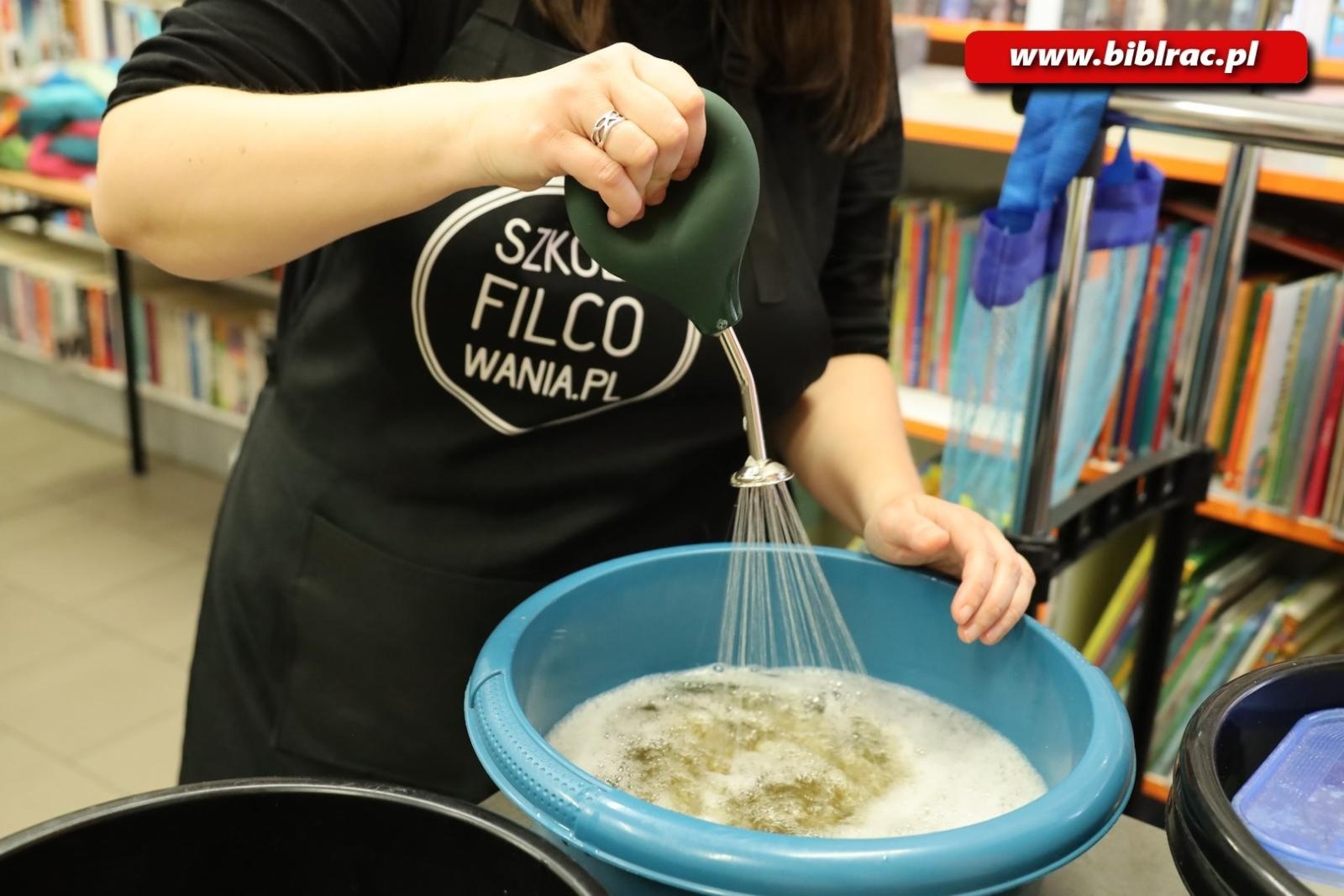 Zdjęcie w galerii na portalu naszraciborz.pl: Fyrlanie filcu – za nami warsztaty rękodzieła w bibliotece w Markowicach wiadomości z regionu
