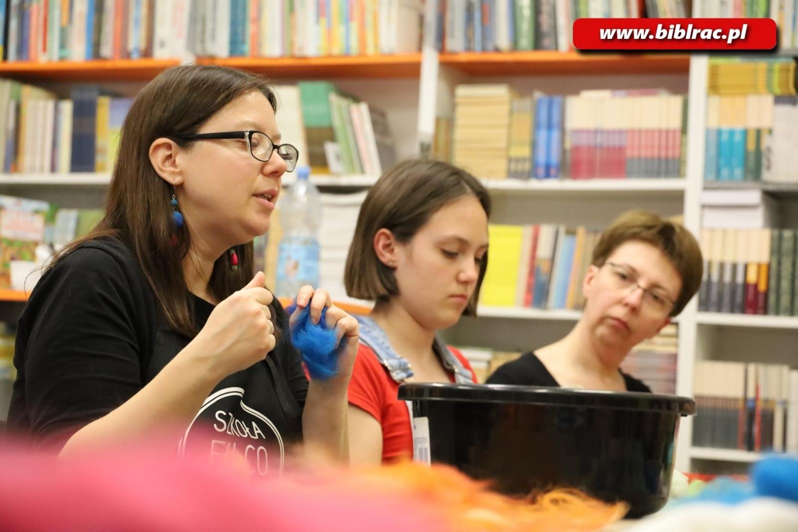 Zdjęcie w galerii na portalu naszraciborz.pl: Fyrlanie filcu – za nami warsztaty rękodzieła w bibliotece w Markowicach wiadomości z regionu