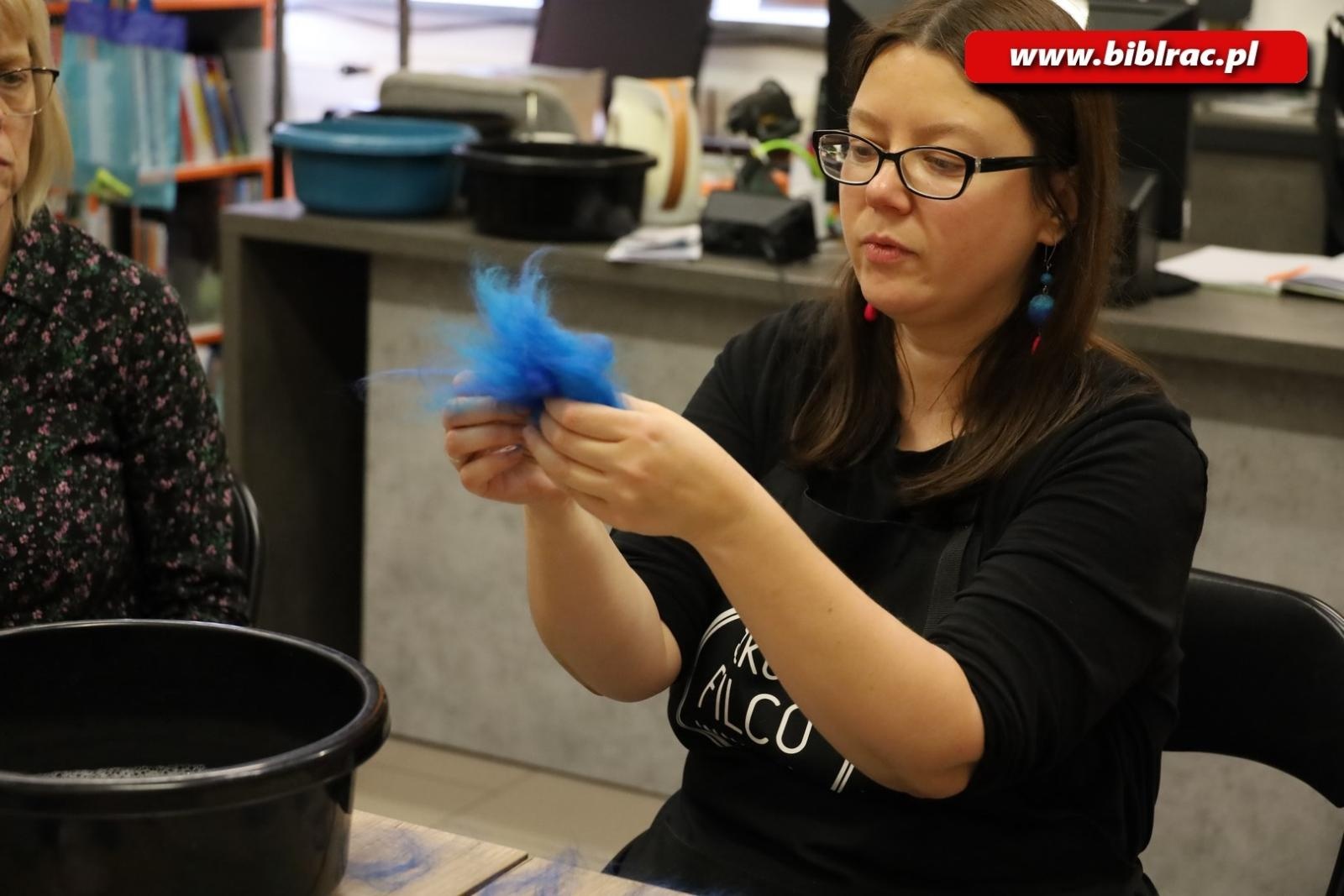 Zdjęcie w galerii na portalu naszraciborz.pl: Fyrlanie filcu – za nami warsztaty rękodzieła w bibliotece w Markowicach wiadomości z regionu