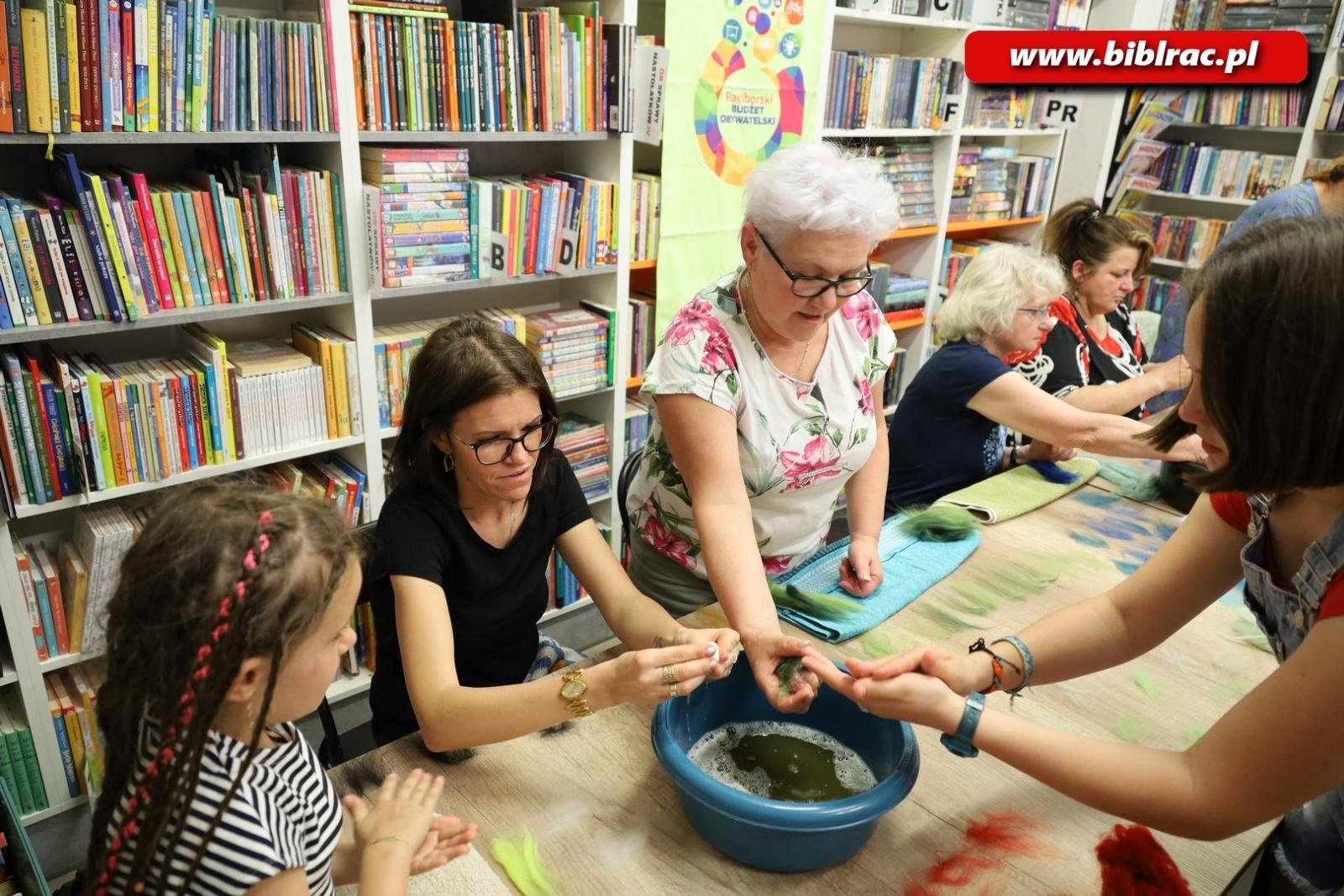 Zdjęcie w galerii na portalu naszraciborz.pl: Fyrlanie filcu – za nami warsztaty rękodzieła w bibliotece w Markowicach wiadomości z regionu