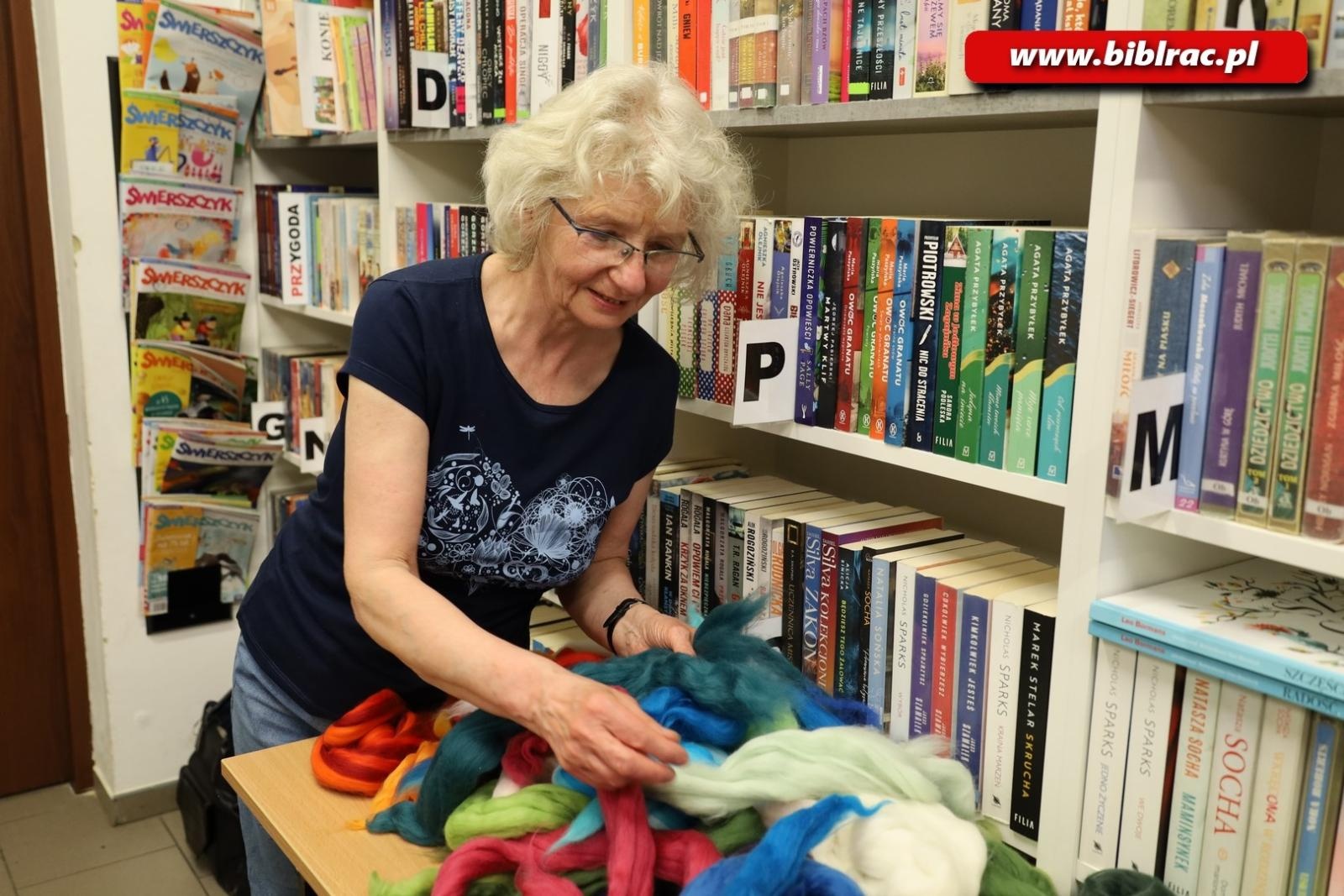 Zdjęcie w galerii na portalu naszraciborz.pl: Fyrlanie filcu – za nami warsztaty rękodzieła w bibliotece w Markowicach wiadomości z regionu