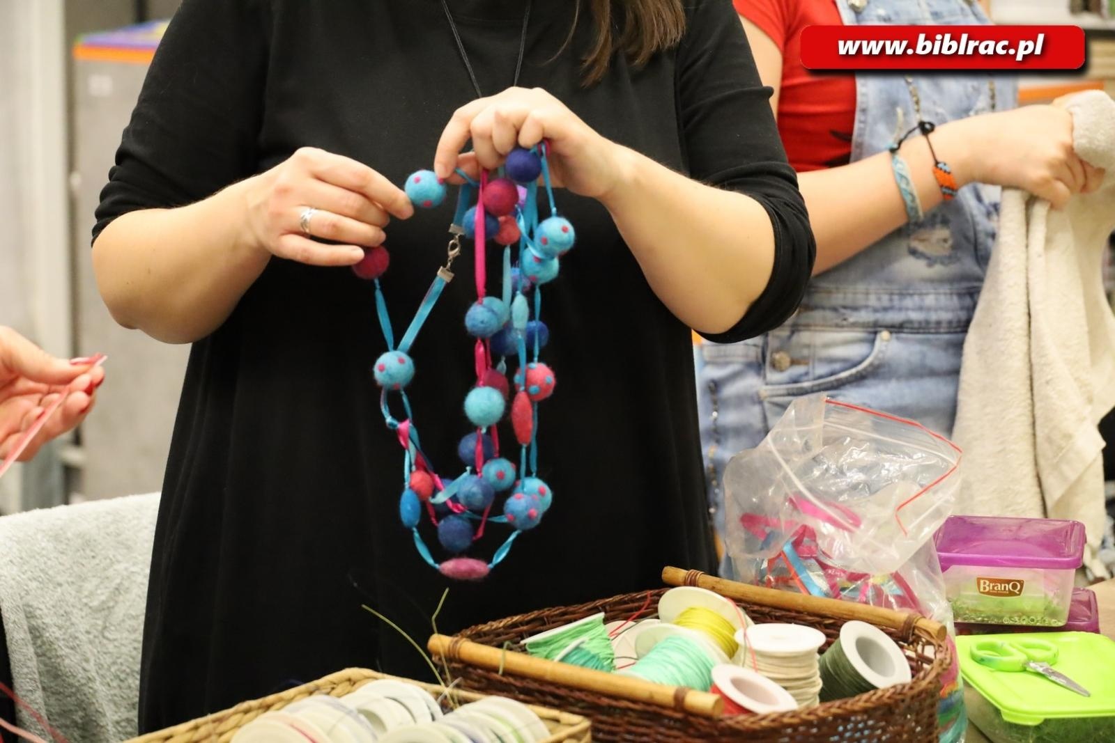 Zdjęcie w galerii na portalu naszraciborz.pl: Fyrlanie filcu – za nami warsztaty rękodzieła w bibliotece w Markowicach wiadomości z regionu