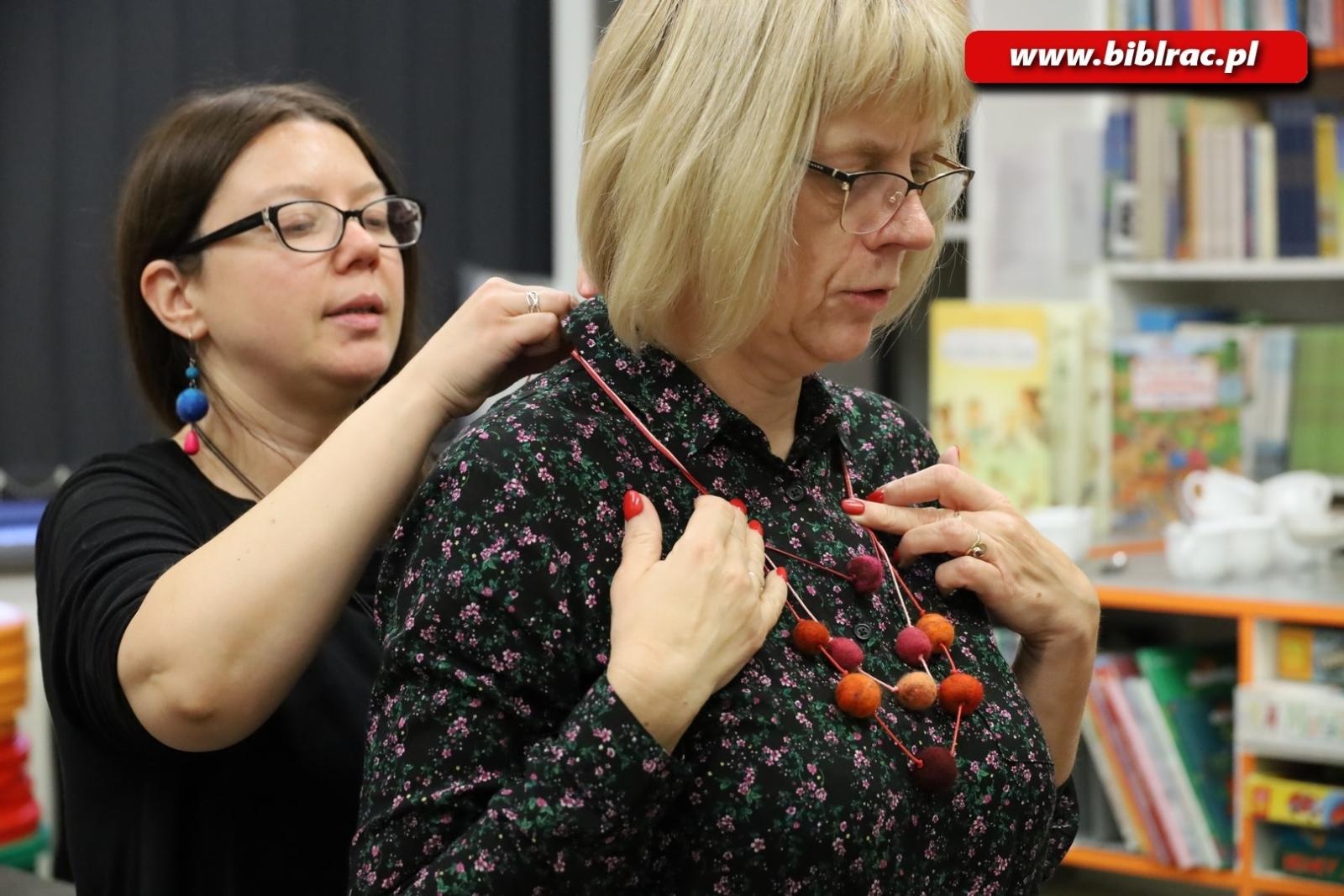 Zdjęcie w galerii na portalu naszraciborz.pl: Fyrlanie filcu – za nami warsztaty rękodzieła w bibliotece w Markowicach wiadomości z regionu