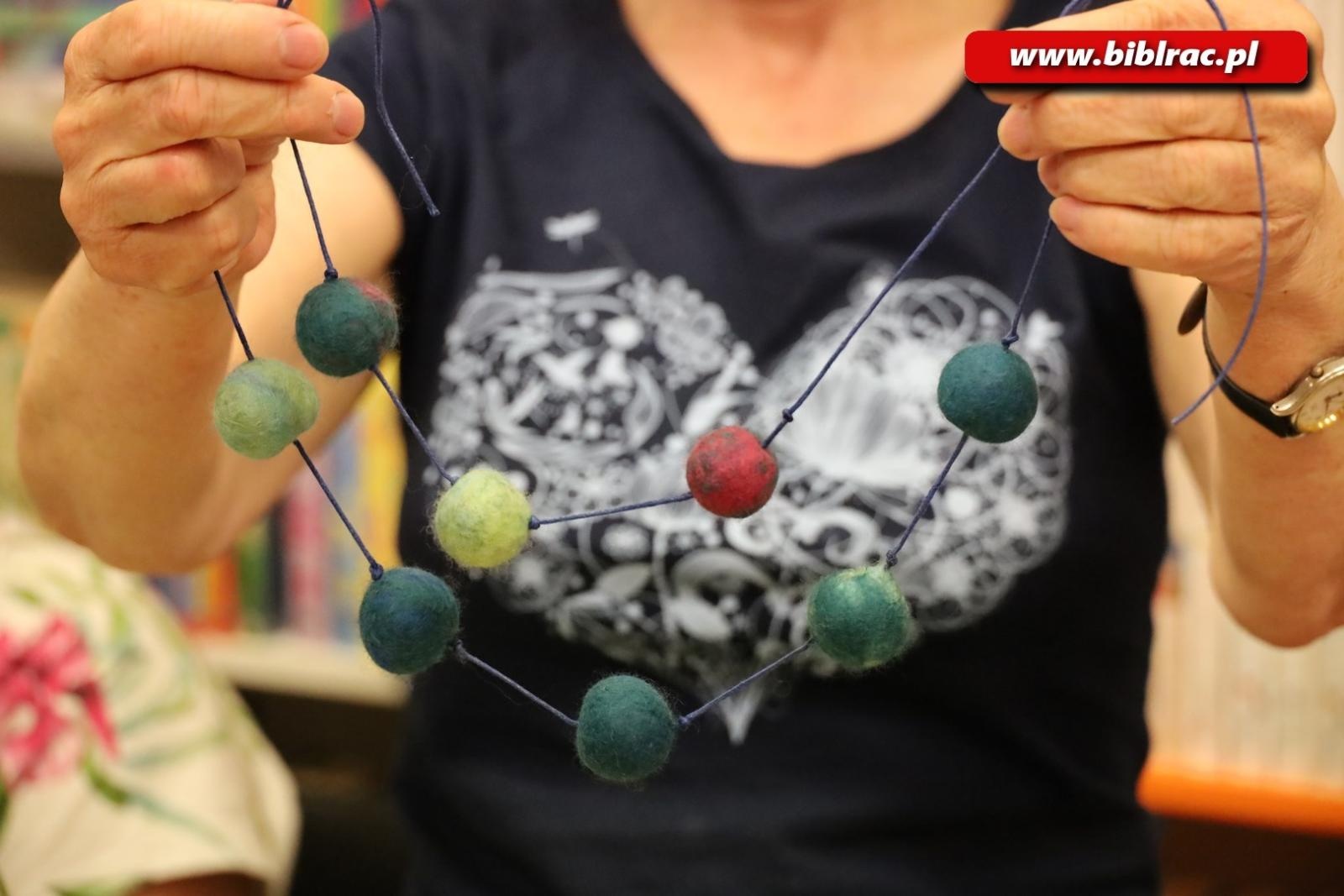 Zdjęcie w galerii na portalu naszraciborz.pl: Fyrlanie filcu – za nami warsztaty rękodzieła w bibliotece w Markowicach wiadomości z regionu