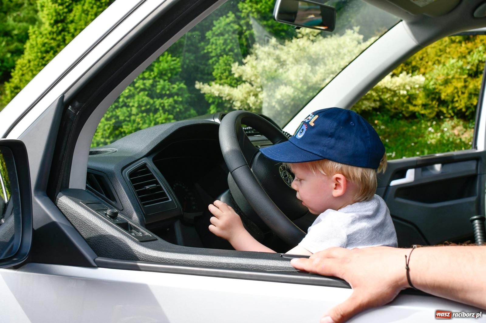 Zdjęcie w galerii na portalu naszraciborz.pl: Policyjna parada na I Memoriale im. asp. Michała Kędzierskiego [FOTO i WIDEO] wiadomości z regionu