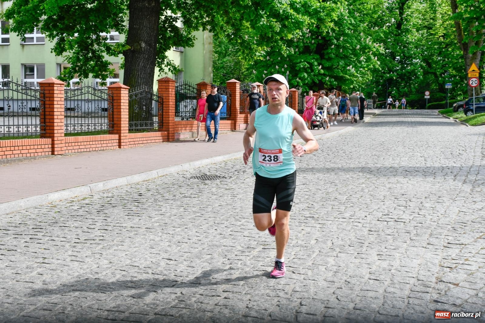 Zdjęcie w galerii na portalu naszraciborz.pl: Mateusz Mrówka wygrał XVI Bieg bez Granic [FOTO i WIDEO] wiadomości z regionu