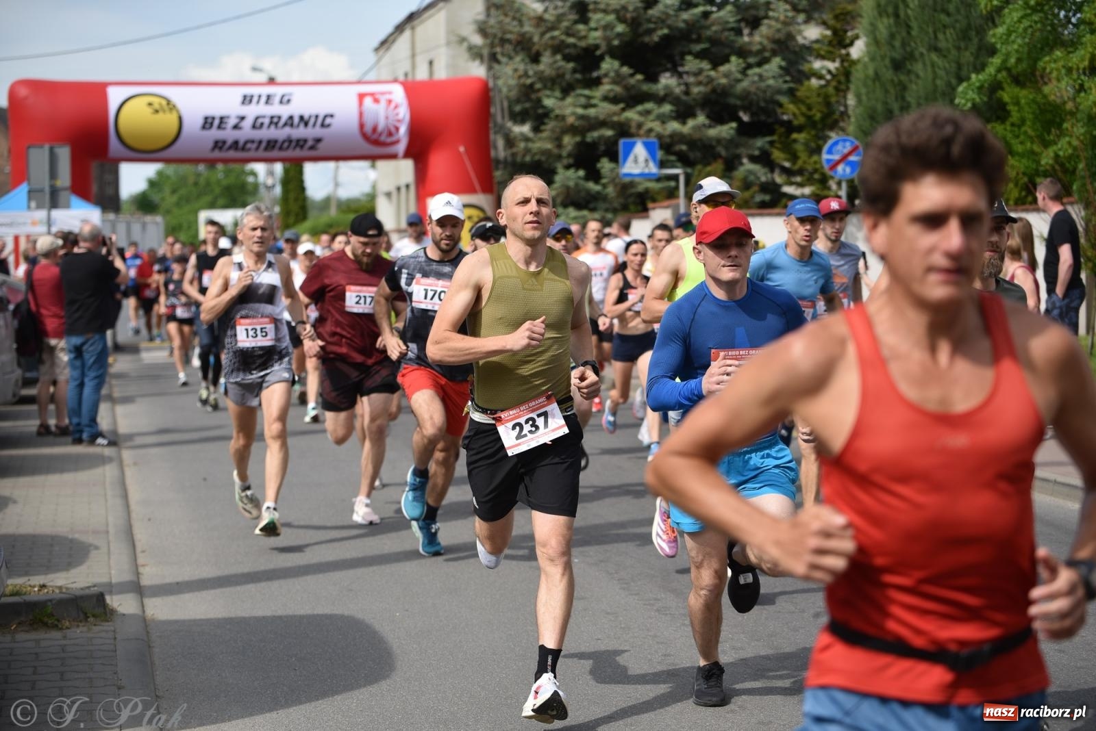 Zdjęcie w galerii na portalu naszraciborz.pl: XVI Bieg bez Granic i piłkarski turniej drużyn mundurowych [FOTO] wiadomości z regionu