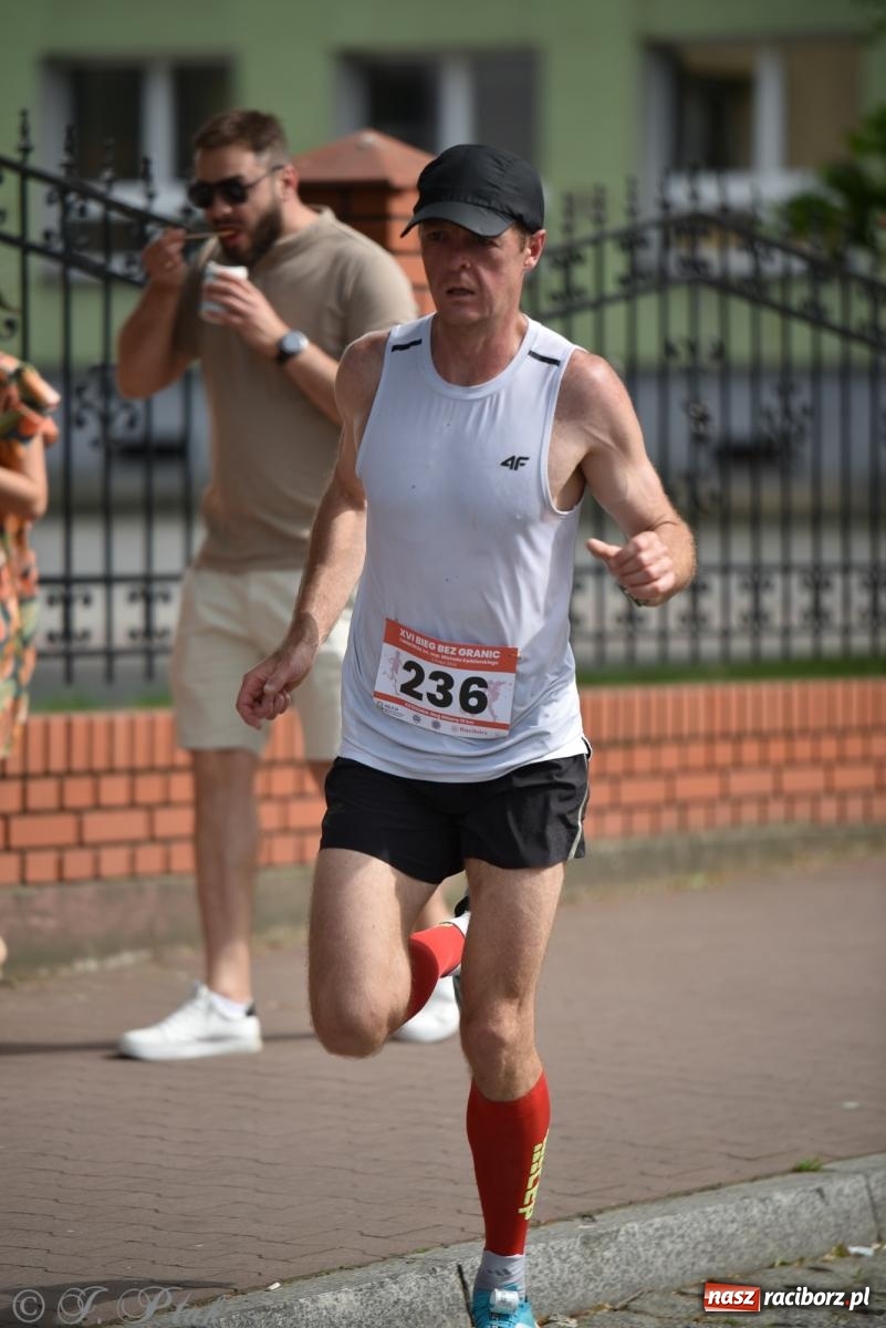 Zdjęcie w galerii na portalu naszraciborz.pl: XVI Bieg bez Granic i piłkarski turniej drużyn mundurowych [FOTO] wiadomości z regionu