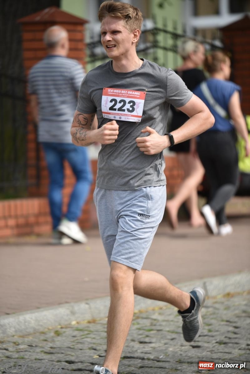 Zdjęcie w galerii na portalu naszraciborz.pl: XVI Bieg bez Granic i piłkarski turniej drużyn mundurowych [FOTO] wiadomości z regionu
