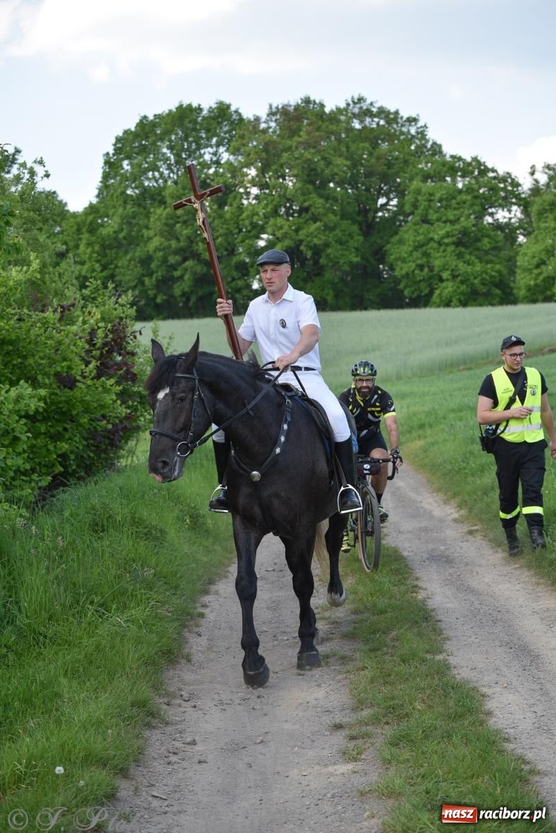 Zdjęcie w galerii na portalu naszraciborz.pl: Na pamiątkę wielkiego gradobicia. 147. procesja w Pogrzebieniu [FOTO i WIDEO] wiadomości z regionu