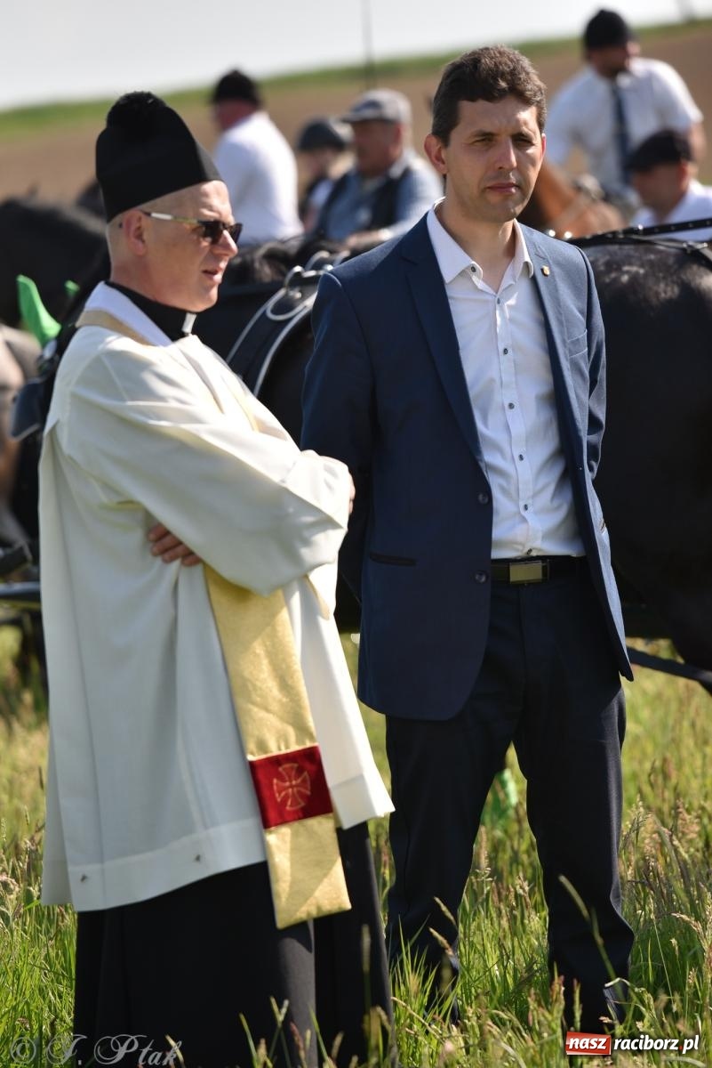 Zdjęcie w galerii na portalu naszraciborz.pl: Na pamiątkę wielkiego gradobicia. 147. procesja w Pogrzebieniu [FOTO i WIDEO] wiadomości z regionu