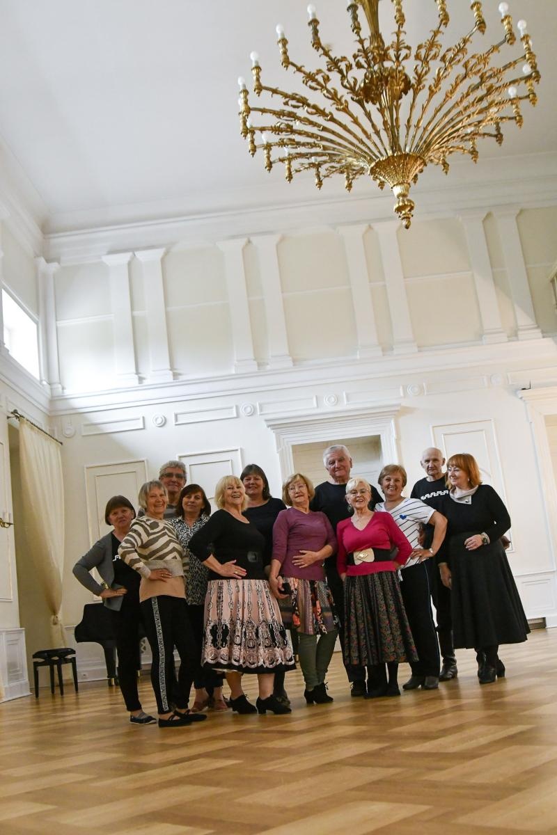 Zdjęcie w galerii na portalu naszraciborz.pl: Strzecha Seniorzy na warsztatach w siedzibie Zespołu Pieśni i Tańca Śląsk wiadomości z regionu