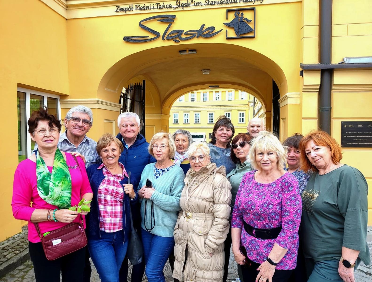 Zdjęcie w galerii na portalu naszraciborz.pl: Strzecha Seniorzy na warsztatach w siedzibie Zespołu Pieśni i Tańca Śląsk wiadomości z regionu