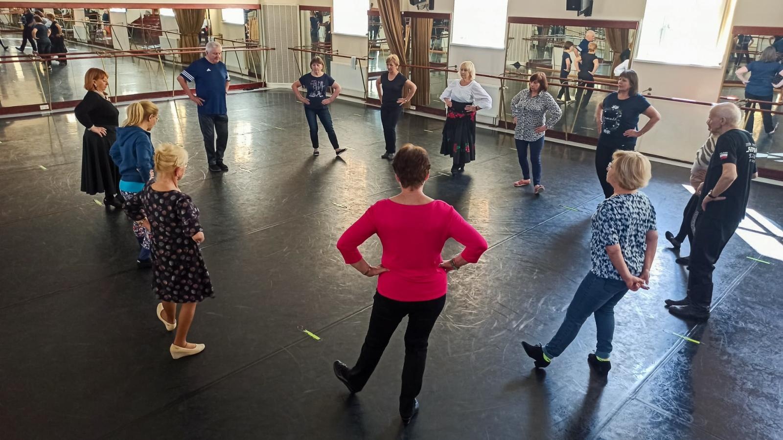 Zdjęcie w galerii na portalu naszraciborz.pl: Strzecha Seniorzy na warsztatach w siedzibie Zespołu Pieśni i Tańca Śląsk wiadomości z regionu