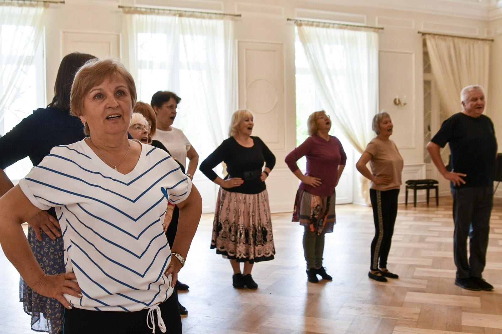 Zdjęcie w galerii na portalu naszraciborz.pl: Strzecha Seniorzy na warsztatach w siedzibie Zespołu Pieśni i Tańca Śląsk wiadomości z regionu