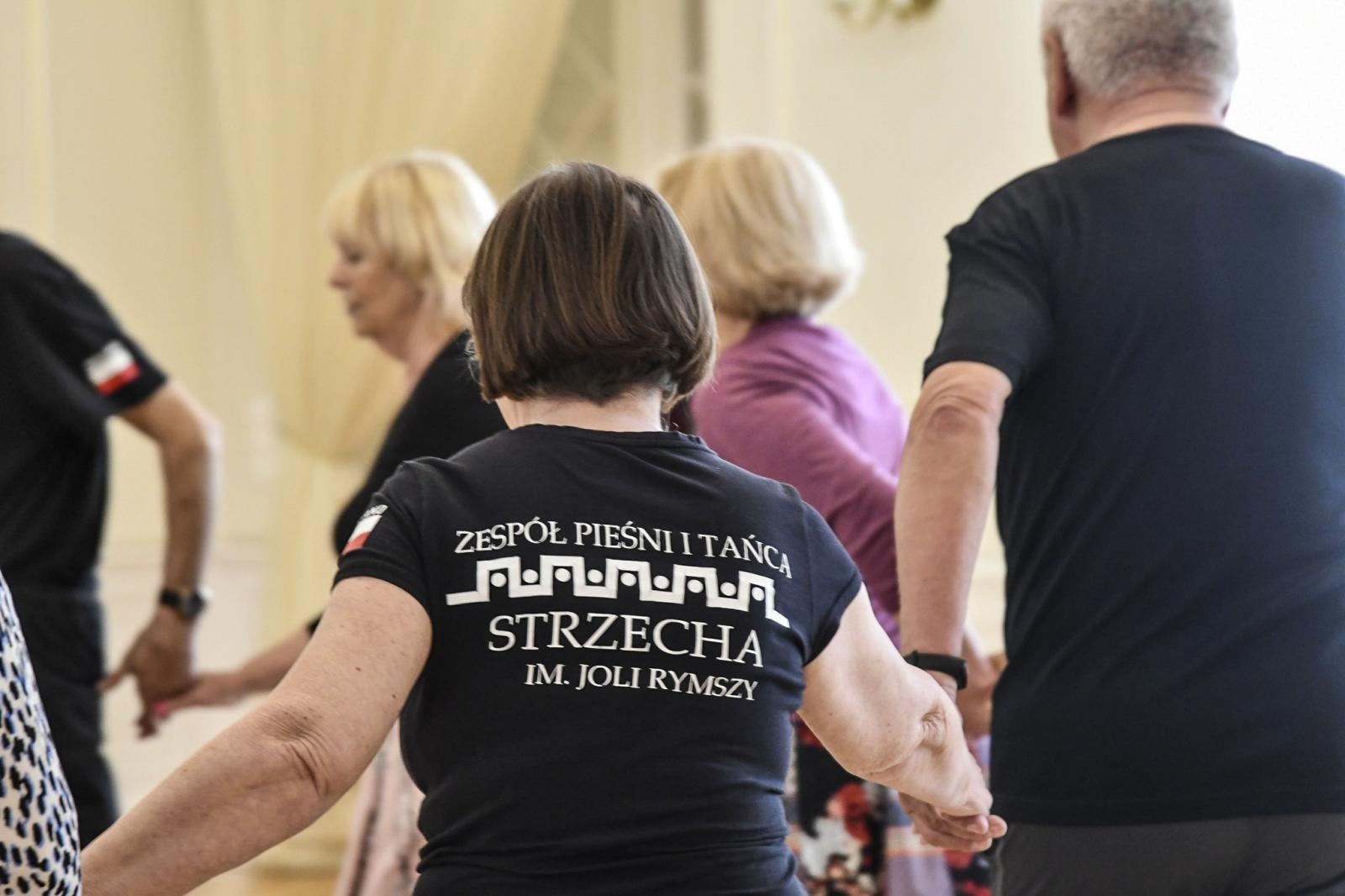 Zdjęcie w galerii na portalu naszraciborz.pl: Strzecha Seniorzy na warsztatach w siedzibie Zespołu Pieśni i Tańca Śląsk wiadomości z regionu