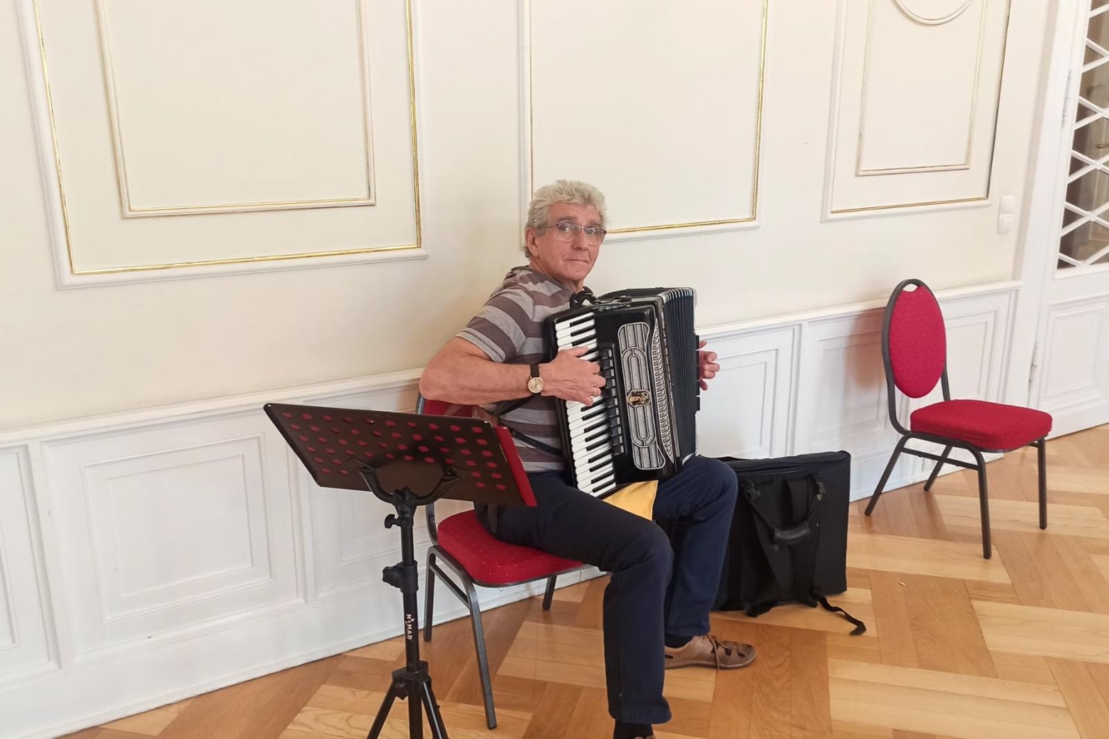 Zdjęcie w galerii na portalu naszraciborz.pl: Strzecha Seniorzy na warsztatach w siedzibie Zespołu Pieśni i Tańca Śląsk wiadomości z regionu