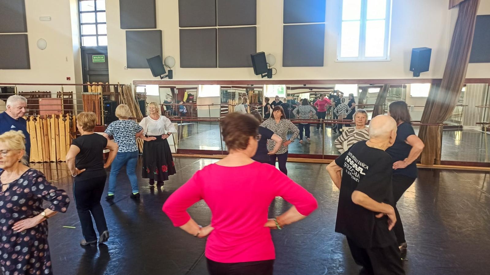Zdjęcie w galerii na portalu naszraciborz.pl: Strzecha Seniorzy na warsztatach w siedzibie Zespołu Pieśni i Tańca Śląsk wiadomości z regionu