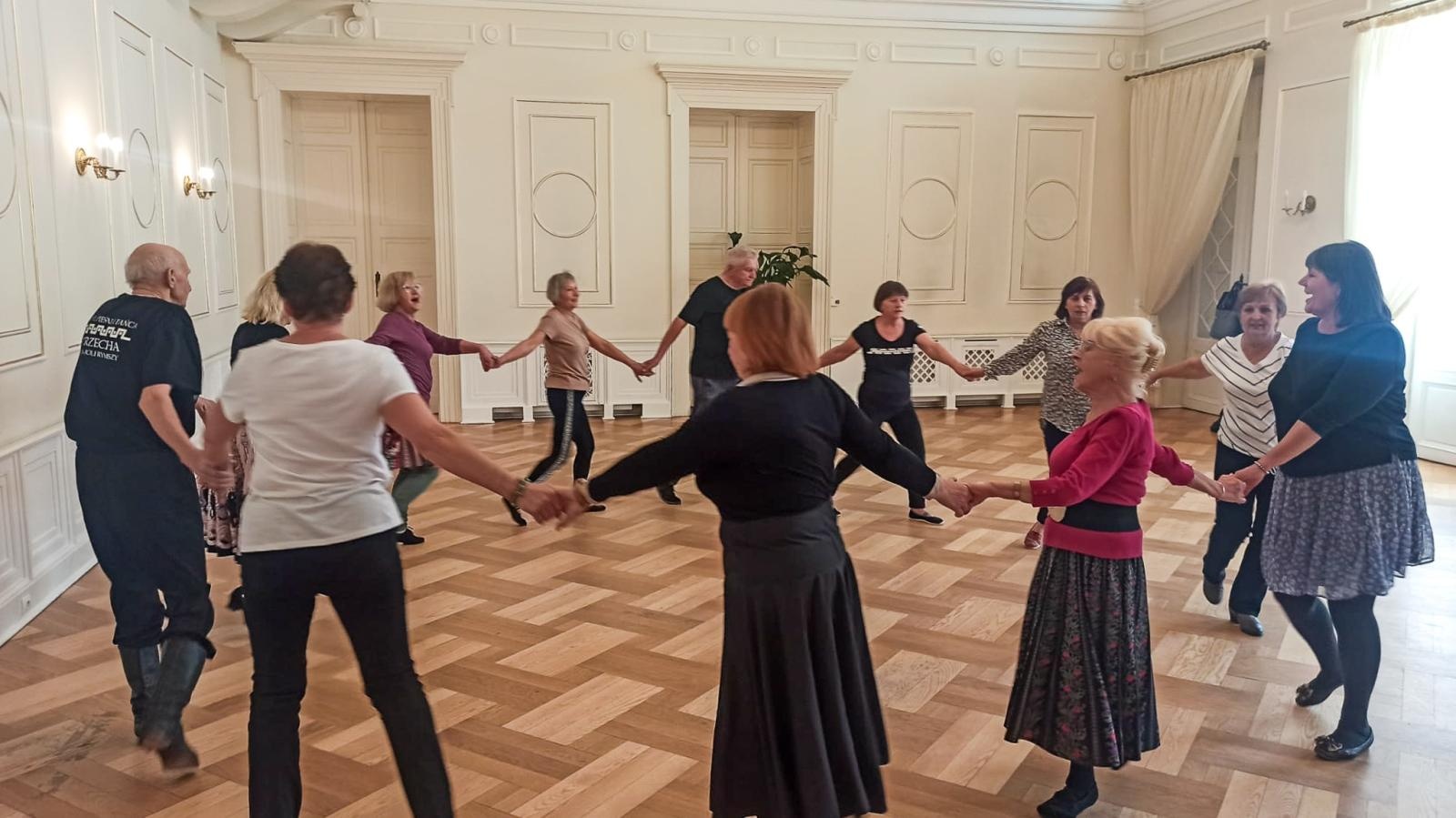 Zdjęcie w galerii na portalu naszraciborz.pl: Strzecha Seniorzy na warsztatach w siedzibie Zespołu Pieśni i Tańca Śląsk wiadomości z regionu