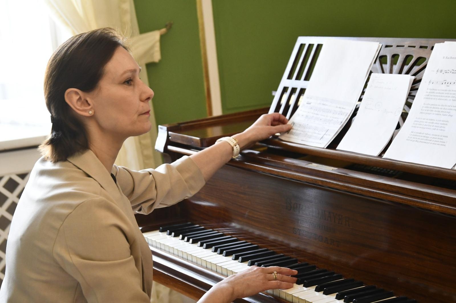 Zdjęcie w galerii na portalu naszraciborz.pl: Strzecha Seniorzy na warsztatach w siedzibie Zespołu Pieśni i Tańca Śląsk wiadomości z regionu