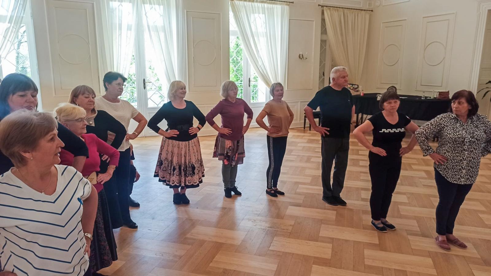 Zdjęcie w galerii na portalu naszraciborz.pl: Strzecha Seniorzy na warsztatach w siedzibie Zespołu Pieśni i Tańca Śląsk wiadomości z regionu