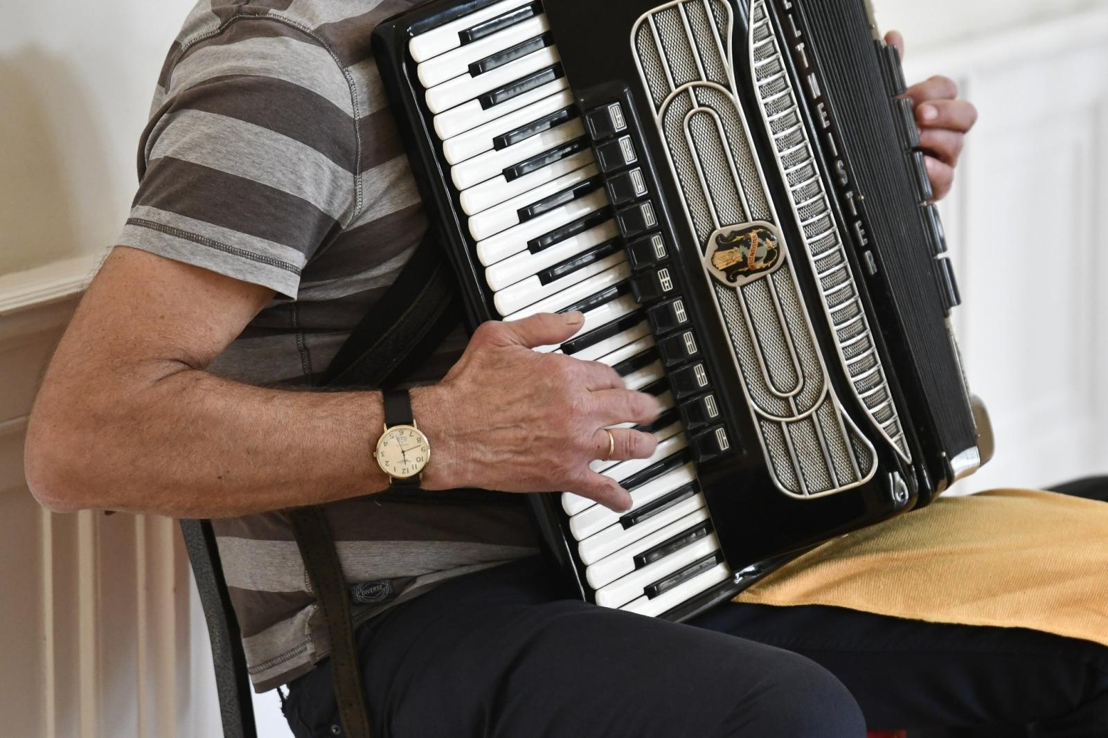 Zdjęcie w galerii na portalu naszraciborz.pl: Strzecha Seniorzy na warsztatach w siedzibie Zespołu Pieśni i Tańca Śląsk wiadomości z regionu