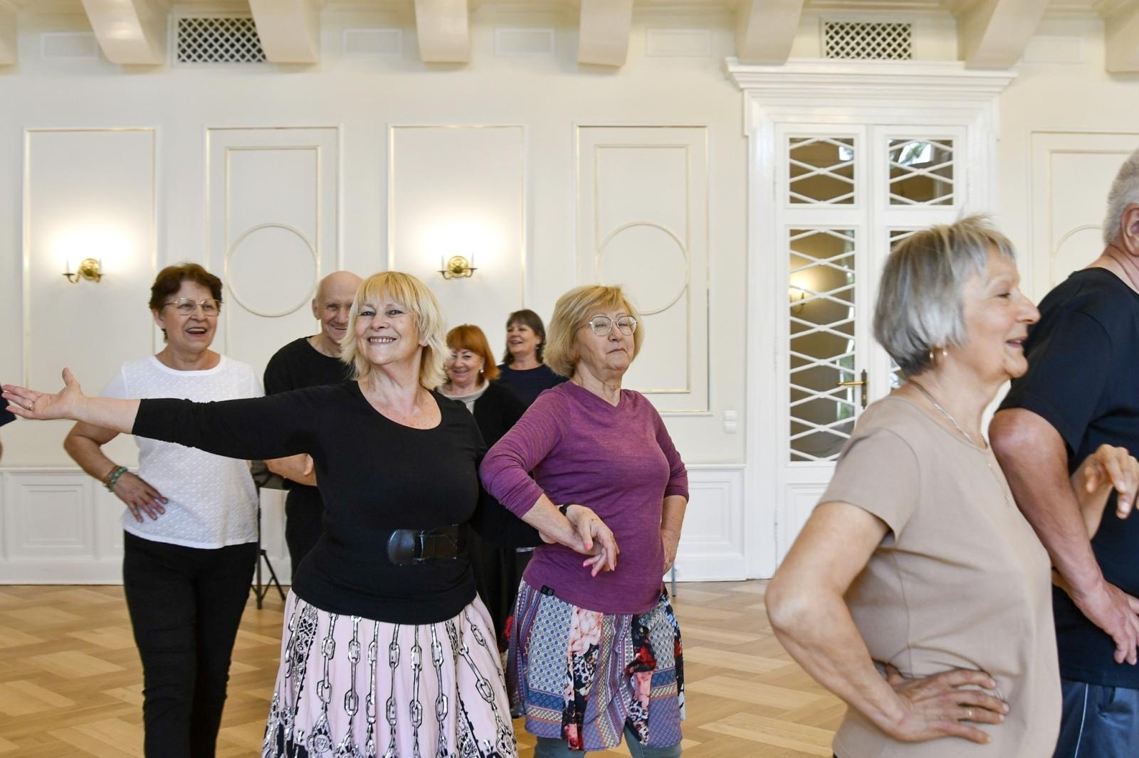 Zdjęcie w galerii na portalu naszraciborz.pl: Strzecha Seniorzy na warsztatach w siedzibie Zespołu Pieśni i Tańca Śląsk wiadomości z regionu
