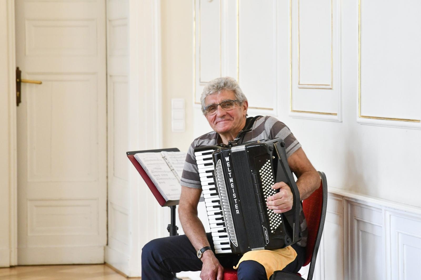 Zdjęcie w galerii na portalu naszraciborz.pl: Strzecha Seniorzy na warsztatach w siedzibie Zespołu Pieśni i Tańca Śląsk wiadomości z regionu