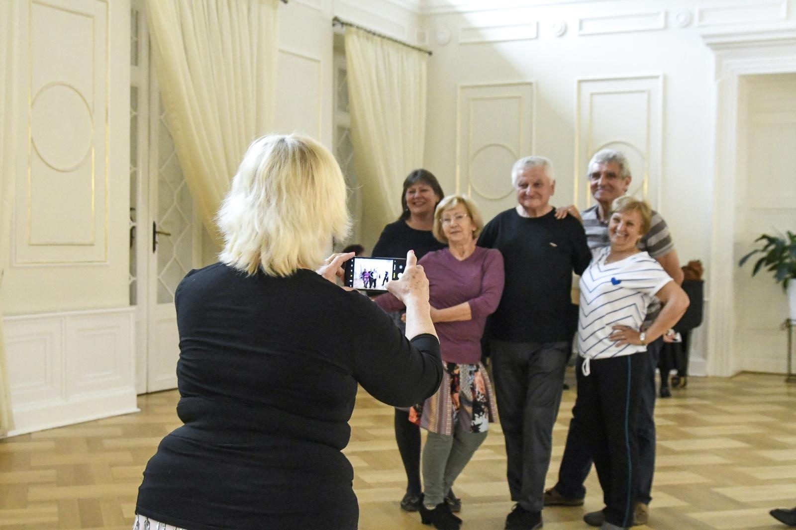 Zdjęcie w galerii na portalu naszraciborz.pl: Strzecha Seniorzy na warsztatach w siedzibie Zespołu Pieśni i Tańca Śląsk wiadomości z regionu