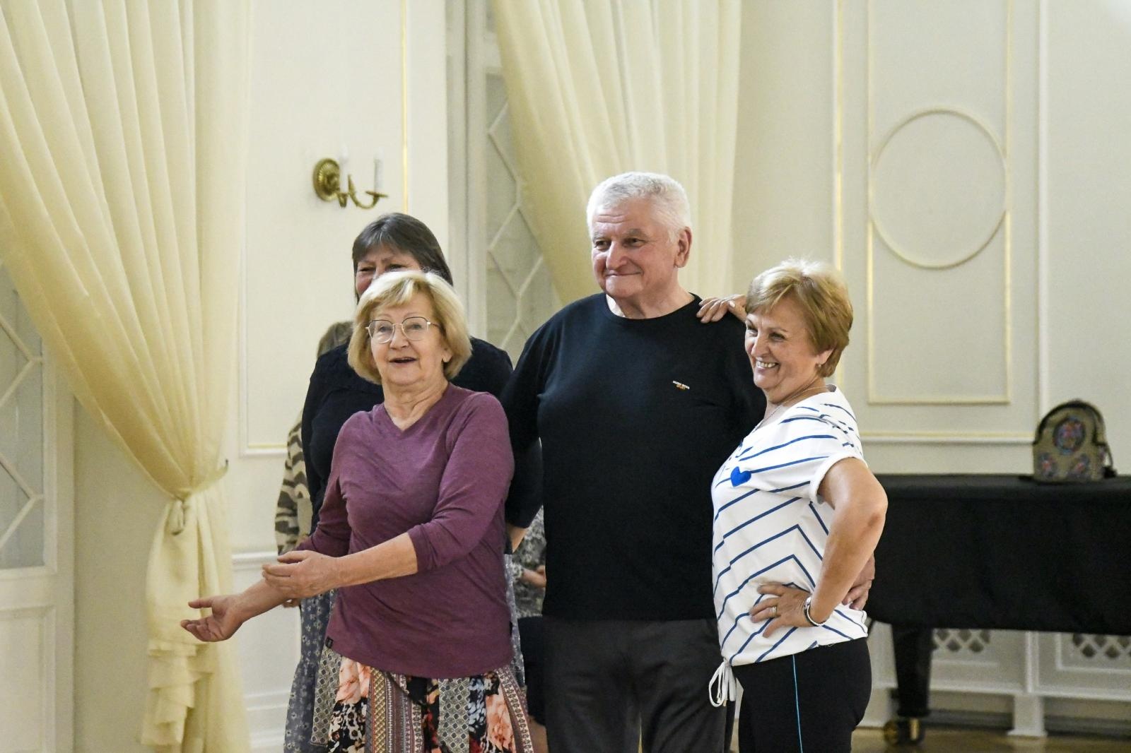 Zdjęcie w galerii na portalu naszraciborz.pl: Strzecha Seniorzy na warsztatach w siedzibie Zespołu Pieśni i Tańca Śląsk wiadomości z regionu