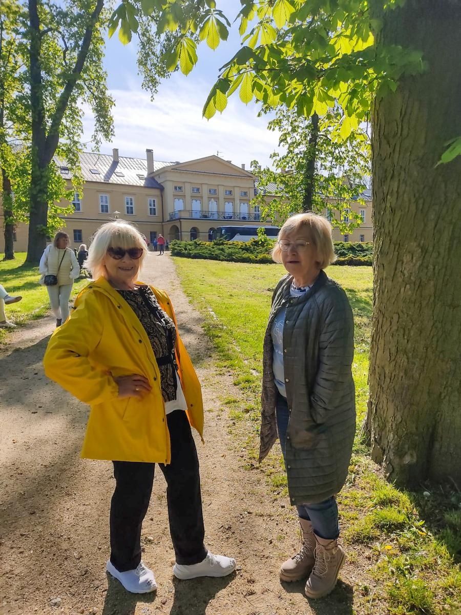 Zdjęcie w galerii na portalu naszraciborz.pl: Strzecha Seniorzy na warsztatach w siedzibie Zespołu Pieśni i Tańca Śląsk wiadomości z regionu