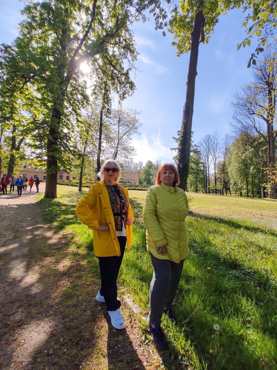 Zdjęcie w galerii na portalu naszraciborz.pl: Strzecha Seniorzy na warsztatach w siedzibie Zespołu Pieśni i Tańca Śląsk wiadomości z regionu