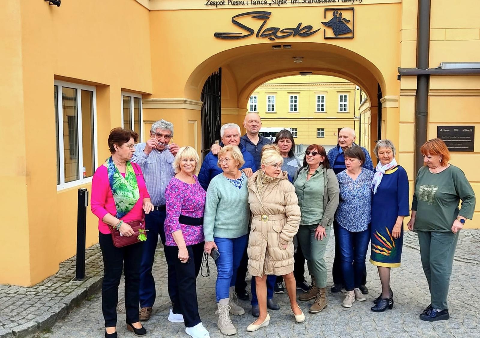 Zdjęcie w galerii na portalu naszraciborz.pl: Strzecha Seniorzy na warsztatach w siedzibie Zespołu Pieśni i Tańca Śląsk wiadomości z regionu