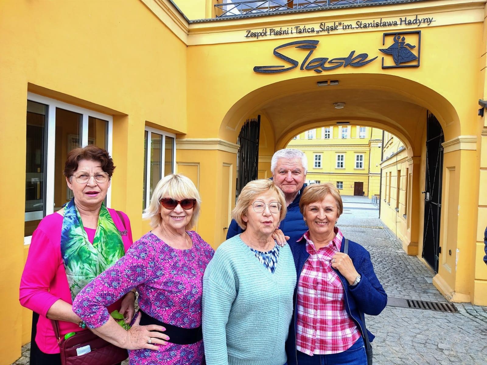 Zdjęcie w galerii na portalu naszraciborz.pl: Strzecha Seniorzy na warsztatach w siedzibie Zespołu Pieśni i Tańca Śląsk wiadomości z regionu