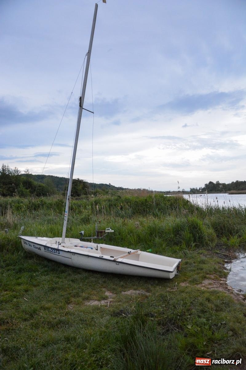 Zdjęcie w galerii na portalu naszraciborz.pl: Akcja poszukiwawcza w czaszy zbiornika Racibórz. W jednym z akwenów ujawniono przewróconą łódź [FOTO i WIDEO] wiadomości z regionu