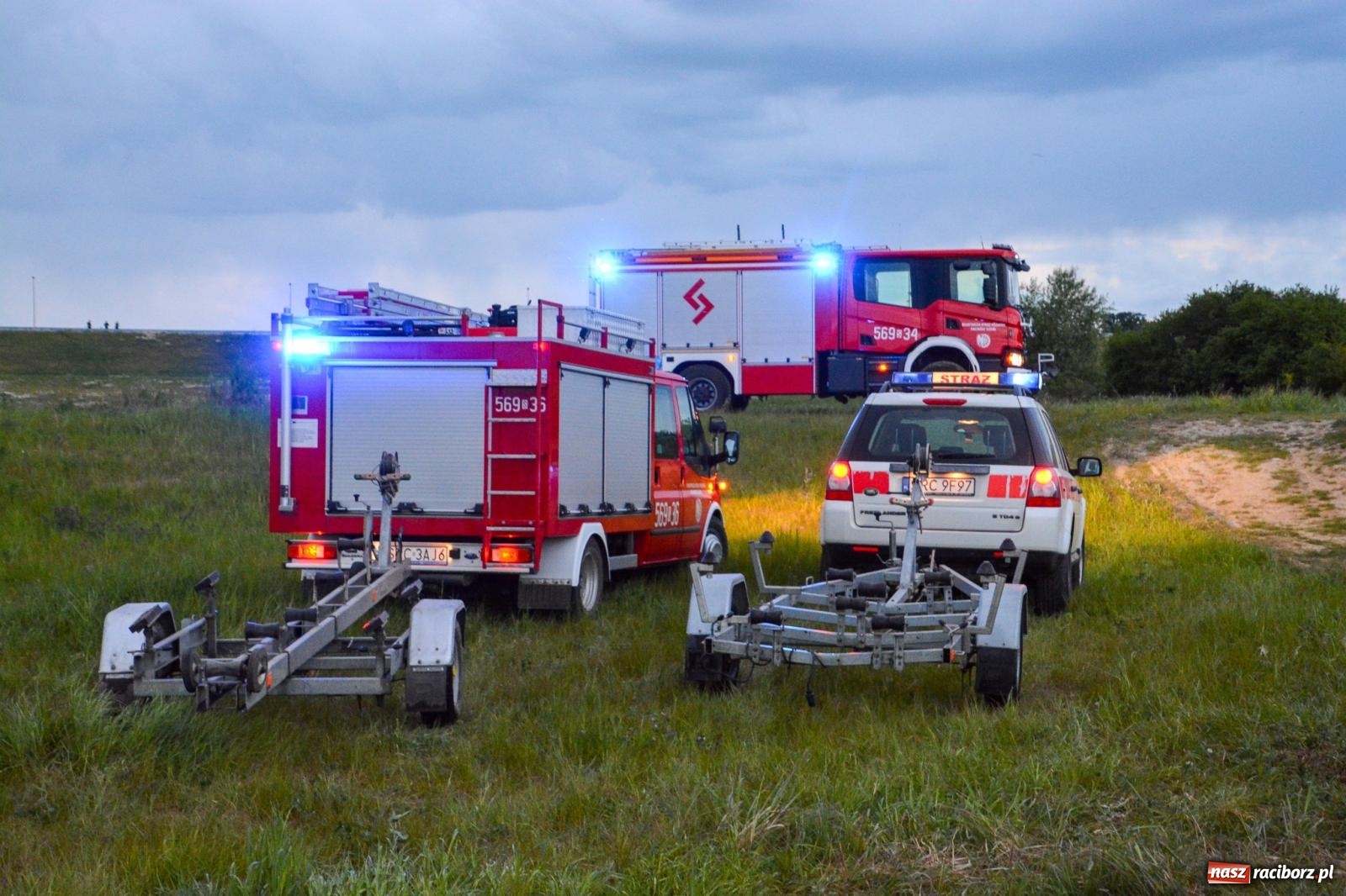 Zdjęcie w galerii na portalu naszraciborz.pl: Akcja poszukiwawcza w czaszy zbiornika Racibórz. W jednym z akwenów ujawniono przewróconą łódź [FOTO i WIDEO] wiadomości z regionu