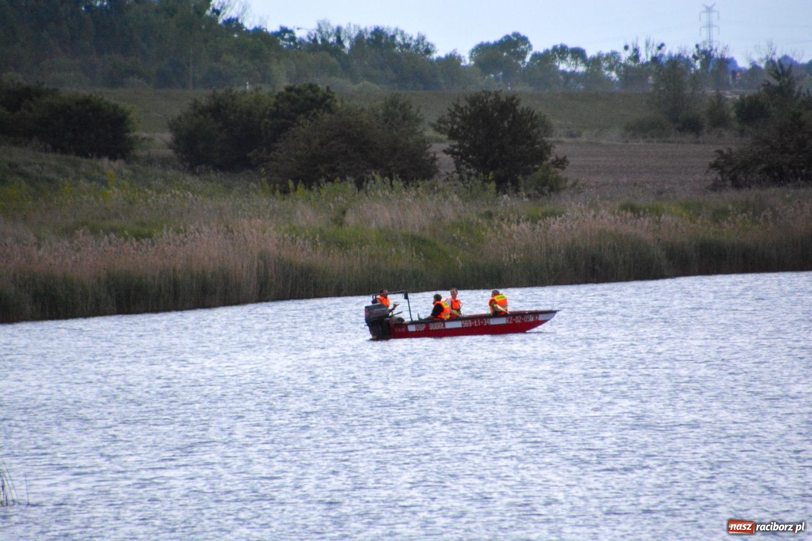 Zdjęcie w galerii na portalu naszraciborz.pl: Akcja poszukiwawcza w czaszy zbiornika Racibórz. W jednym z akwenów ujawniono przewróconą łódź [FOTO i WIDEO] wiadomości z regionu
