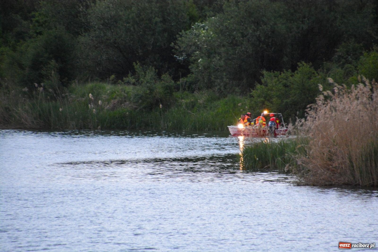 Zdjęcie w galerii na portalu naszraciborz.pl: Akcja poszukiwawcza w czaszy zbiornika Racibórz. W jednym z akwenów ujawniono przewróconą łódź [FOTO i WIDEO] wiadomości z regionu