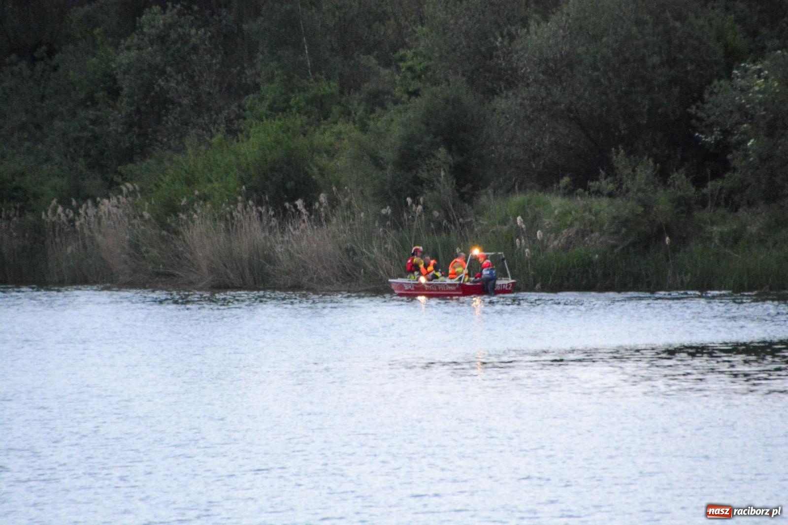 Zdjęcie w galerii na portalu naszraciborz.pl: Akcja poszukiwawcza w czaszy zbiornika Racibórz. W jednym z akwenów ujawniono przewróconą łódź [FOTO i WIDEO] wiadomości z regionu