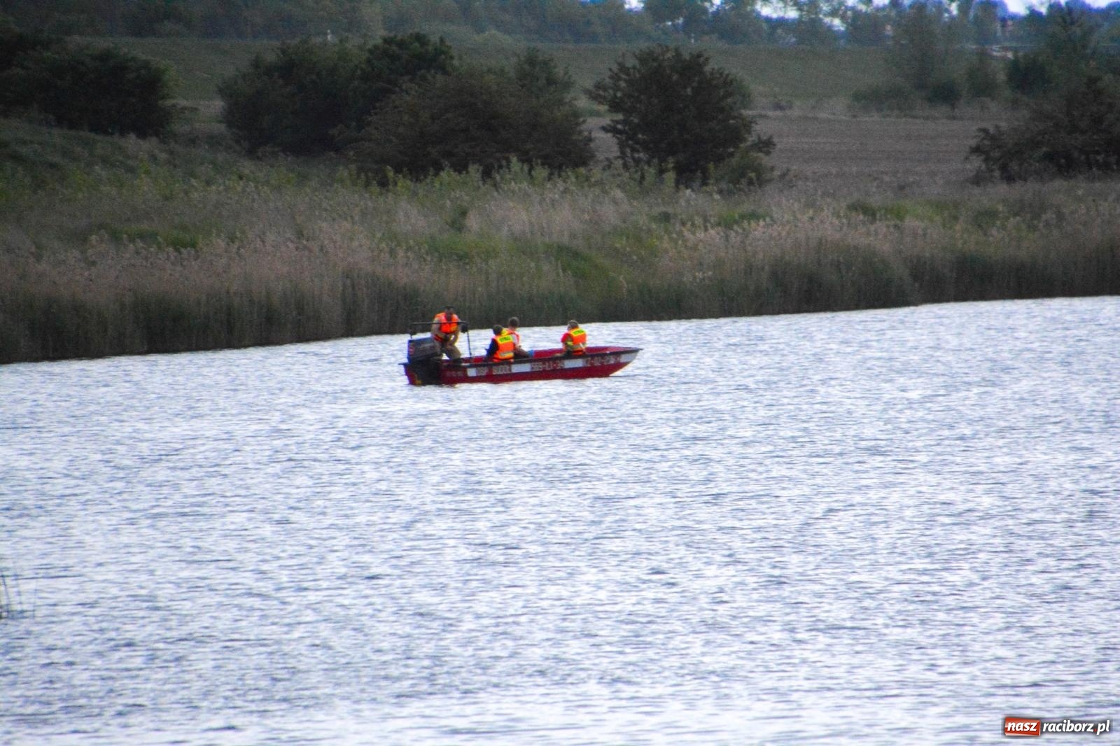 Zdjęcie w galerii na portalu naszraciborz.pl: Akcja poszukiwawcza w czaszy zbiornika Racibórz. W jednym z akwenów ujawniono przewróconą łódź [FOTO i WIDEO] wiadomości z regionu
