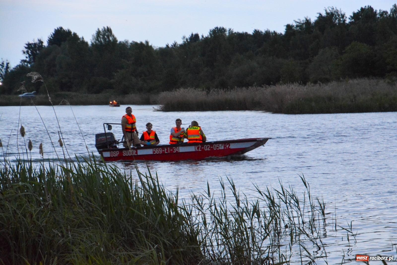 Zdjęcie w galerii na portalu naszraciborz.pl: Akcja poszukiwawcza w czaszy zbiornika Racibórz. W jednym z akwenów ujawniono przewróconą łódź [FOTO i WIDEO] wiadomości z regionu