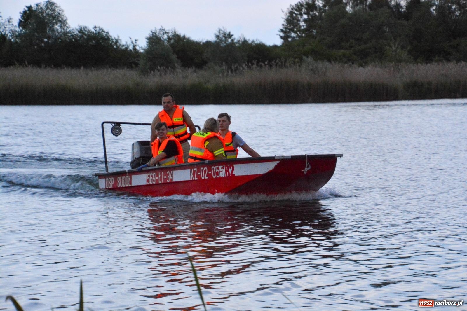 Zdjęcie w galerii na portalu naszraciborz.pl: Akcja poszukiwawcza w czaszy zbiornika Racibórz. W jednym z akwenów ujawniono przewróconą łódź [FOTO i WIDEO] wiadomości z regionu