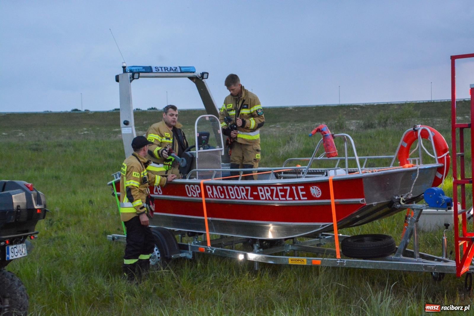 Zdjęcie w galerii na portalu naszraciborz.pl: Akcja poszukiwawcza w czaszy zbiornika Racibórz. W jednym z akwenów ujawniono przewróconą łódź [FOTO i WIDEO] wiadomości z regionu