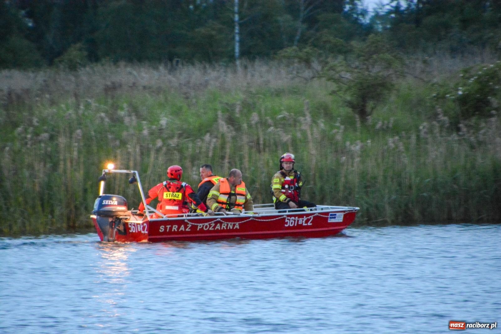 Zdjęcie w galerii na portalu naszraciborz.pl: Akcja poszukiwawcza w czaszy zbiornika Racibórz. W jednym z akwenów ujawniono przewróconą łódź [FOTO i WIDEO] wiadomości z regionu