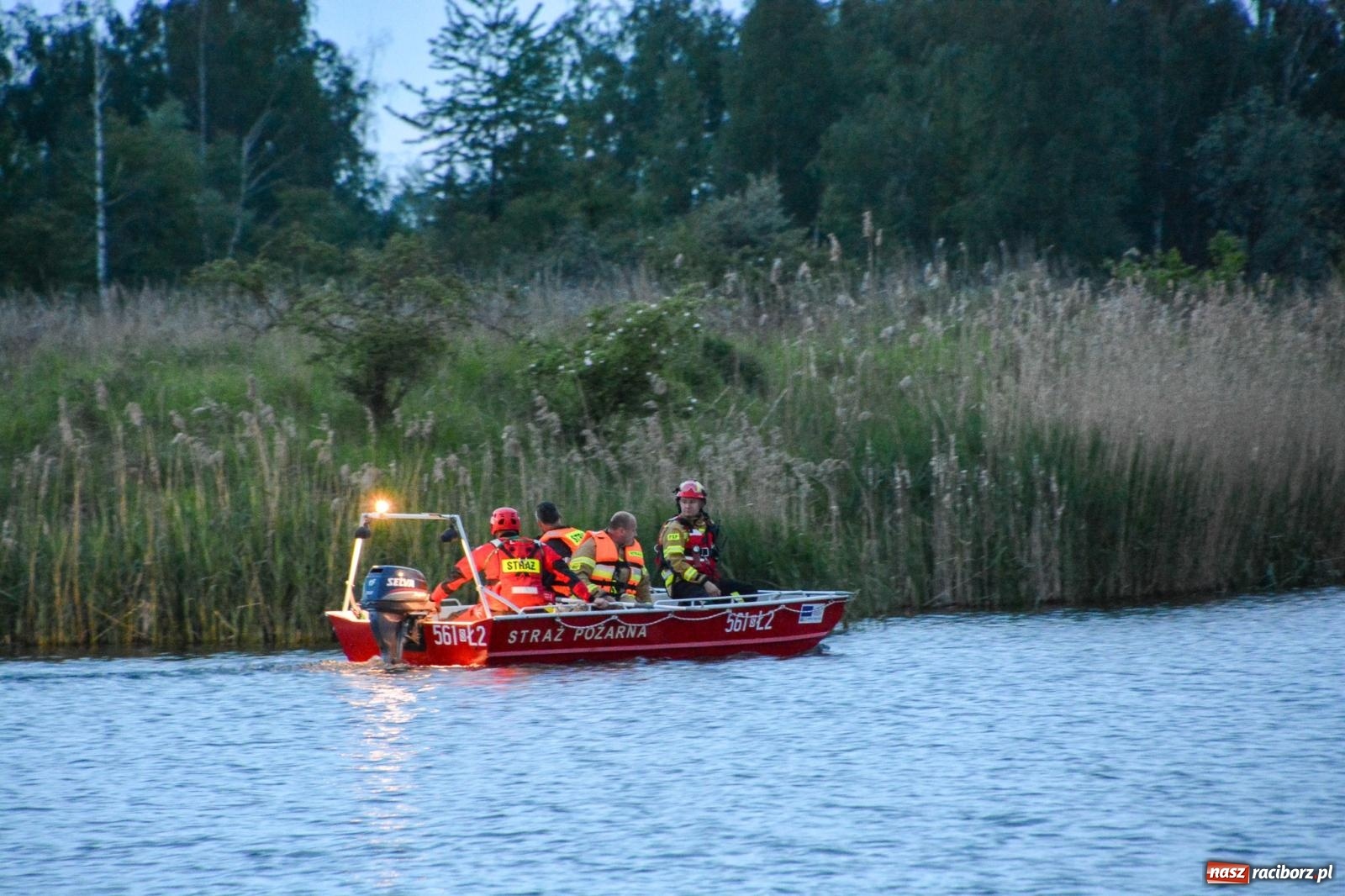 Zdjęcie w galerii na portalu naszraciborz.pl: Akcja poszukiwawcza w czaszy zbiornika Racibórz. W jednym z akwenów ujawniono przewróconą łódź [FOTO i WIDEO] wiadomości z regionu