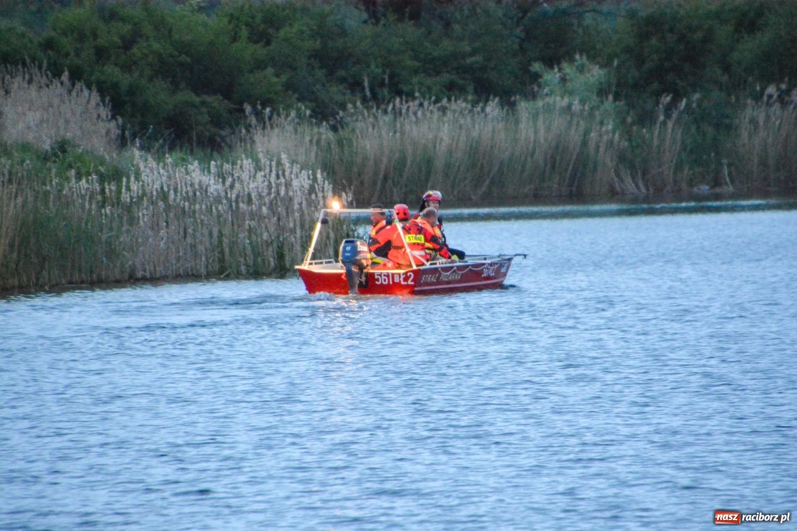 Zdjęcie w galerii na portalu naszraciborz.pl: Akcja poszukiwawcza w czaszy zbiornika Racibórz. W jednym z akwenów ujawniono przewróconą łódź [FOTO i WIDEO] wiadomości z regionu