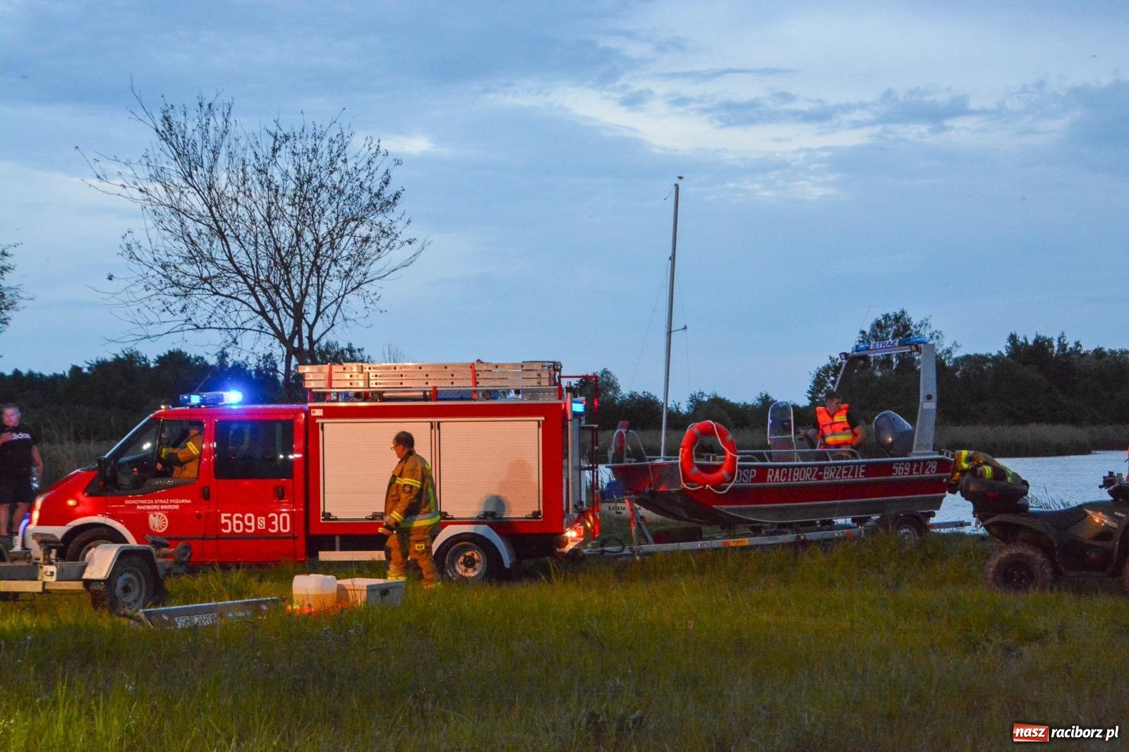 Zdjęcie w galerii na portalu naszraciborz.pl: Akcja poszukiwawcza w czaszy zbiornika Racibórz. W jednym z akwenów ujawniono przewróconą łódź [FOTO i WIDEO] wiadomości z regionu