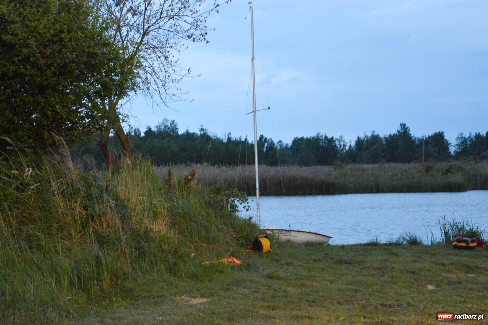 Zdjęcie w galerii na portalu naszraciborz.pl: Akcja poszukiwawcza w czaszy zbiornika Racibórz. W jednym z akwenów ujawniono przewróconą łódź [FOTO i WIDEO] wiadomości z regionu