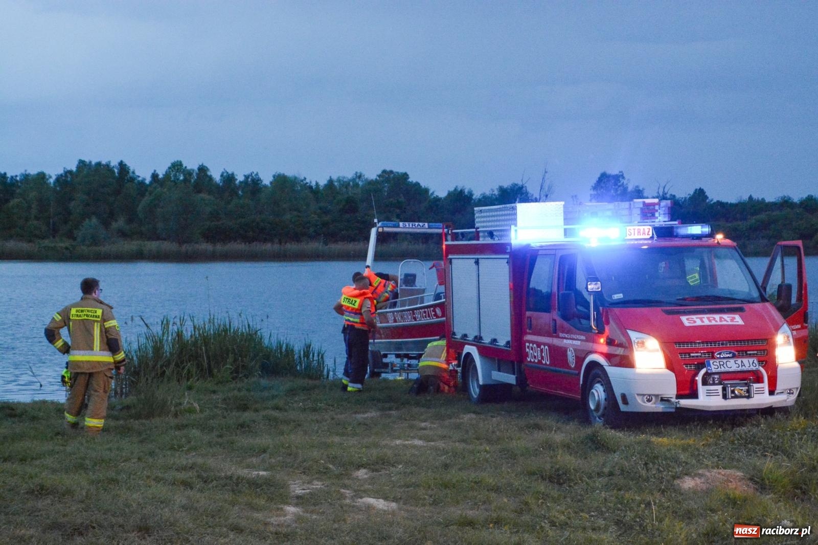 Zdjęcie w galerii na portalu naszraciborz.pl: Akcja poszukiwawcza w czaszy zbiornika Racibórz. W jednym z akwenów ujawniono przewróconą łódź [FOTO i WIDEO] wiadomości z regionu